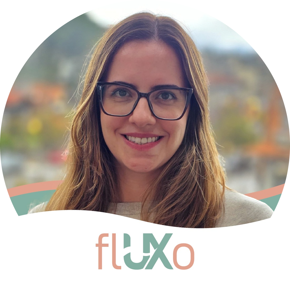 Foto de Ingrid Louise com logo 